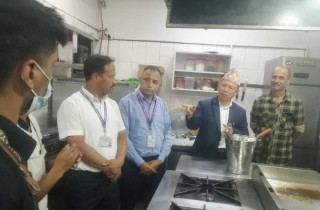 ललितपुरमा बजार अनुगमन तिब्रः गुणस्तरहिन खाद्यबस्तु बिक्री गर्नेलाई स्थलगत कारवाही