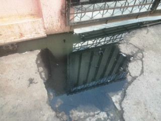 दुई सातादेखि ढल फुटेर दुर्गन्धमय छ ललितपुर अदालत, सेवाग्राही र पैदलयात्रीलाई सास्ती