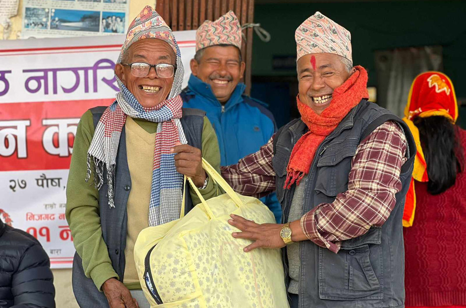 जेष्ठ नागरिक र फरक क्षमता भएकालाई वडा कार्यलयद्वारा सिरक वितरण