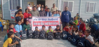 जेहेन्दार विद्यार्थीका लागि पोशाक र शैक्षिक सामग्री वितरण वितरण