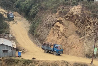 लाकुरी भञ्ज्याङको सामुदायिक वनमा विनाअनुमति रुख कटान, स्थानीय चिन्तित