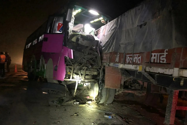 काठमाडौँ आउँदै गरेको बस चितवनमा दुर्घटना, २० जना घाइते