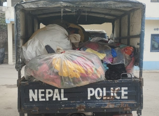 आठ लाख बराबरको अवैध कपडा प्रहरीको नियन्त्रणमा