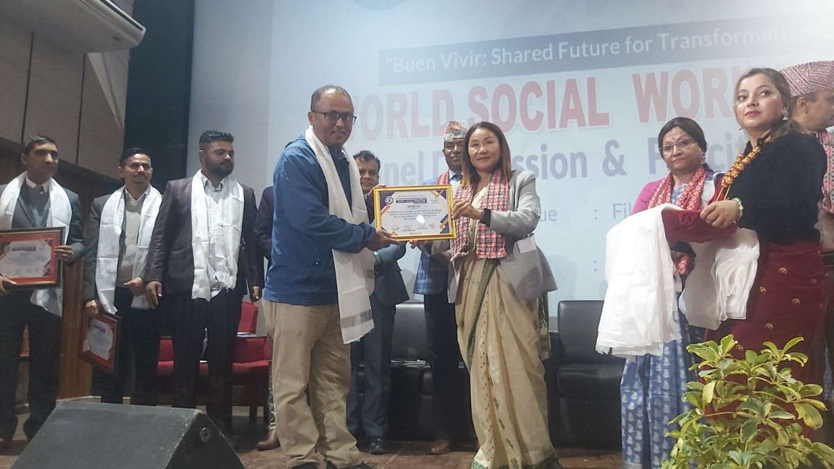 दैनिकीन्युजका सम्पादक कार्की सम्मानित