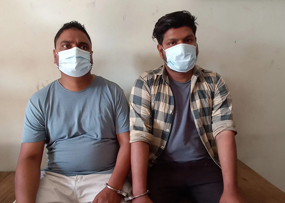 स्रोत नखुलेको २७ लाख ७५ हजार ९७० रूपैयाँ सहित दुई जना पक्राउ