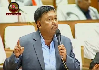 विदेशबाट फ़र्किएका नेपालीको अनिवार्य स्वास्थ्य परीक्षणको व्यवस्था गर्न सांसद गिरीको माग