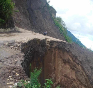 अबिरल बर्षाले बाटो अबरुद्ध
