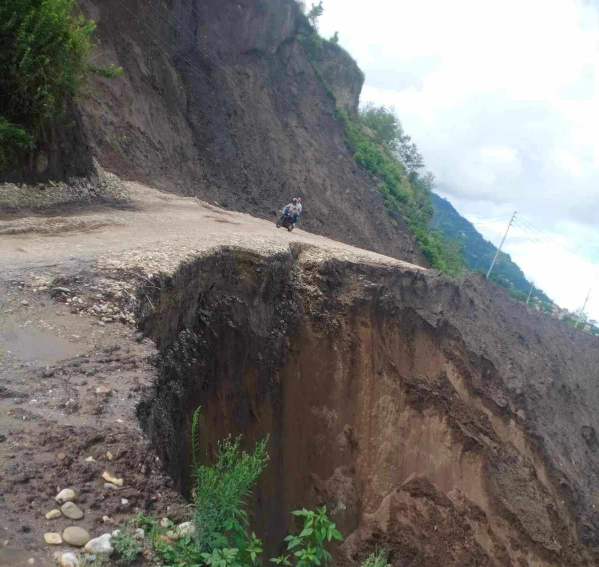 अबिरल बर्षाले बाटो अबरुद्ध