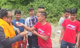 बागमती–२ का वडा अध्यक्ष भोलोनले यसरी मनाए जन्मदिन, सडकमा बियरको भेल