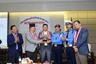 डिजिटल सवारी चालक अनुमती पत्रको नियमनको लागि ट्राफिक प्रहरीलाई स्मार्ट फोन हस्तान्तरण