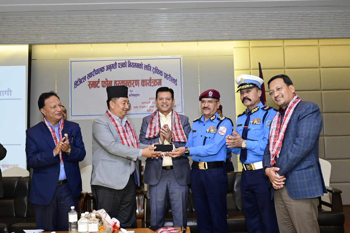 डिजिटल सवारी चालक अनुमती पत्रको नियमनको लागि ट्राफिक प्रहरीलाई स्मार्ट फोन हस्तान्तरण