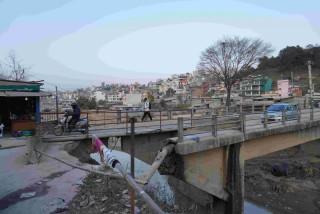 नख्खुको पुल मर्मत नहुँदा स्थानीयलाई यात्रा गर्न कठिन