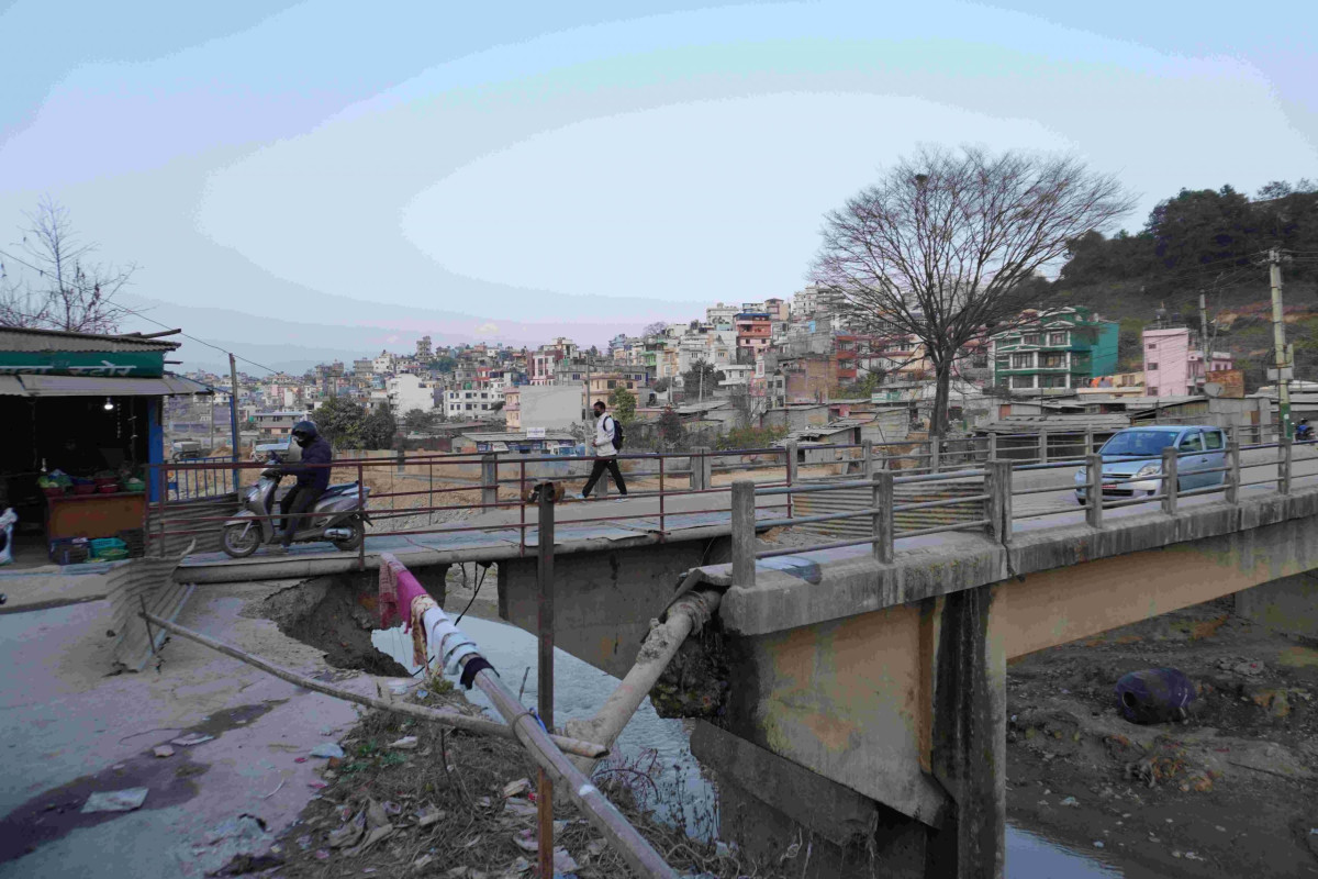 नख्खुको पुल मर्मत नहुँदा स्थानीयलाई यात्रा गर्न कठिन