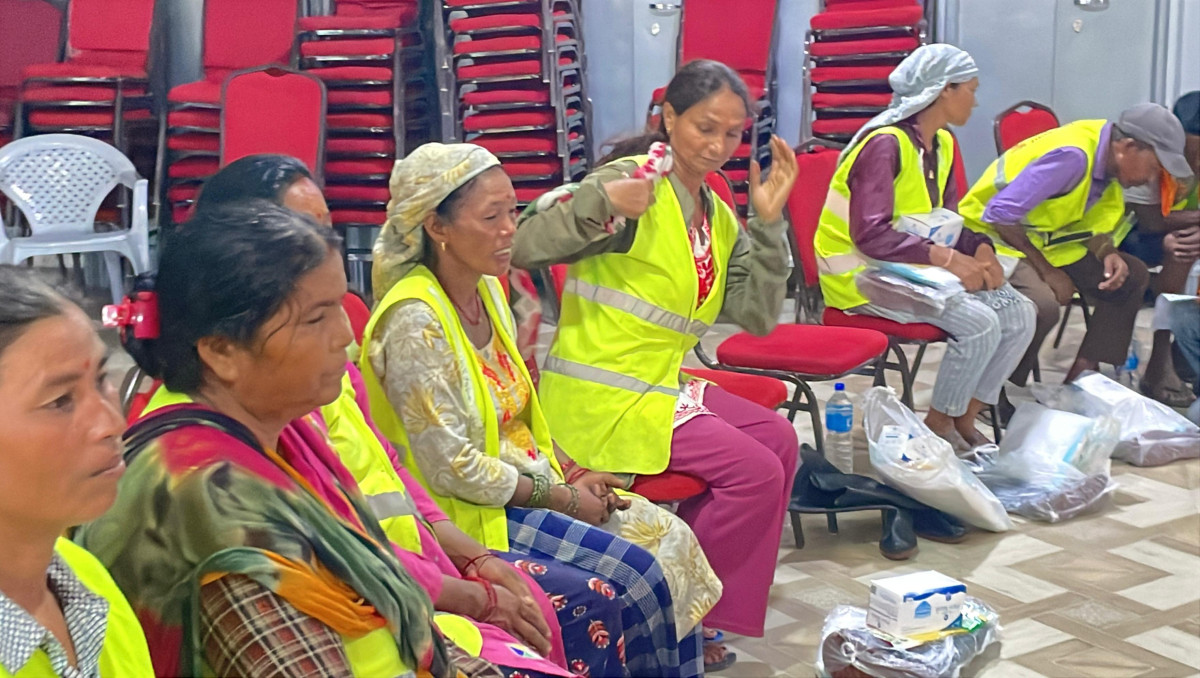 कोहलपुरका स्वास्थ्यकर्मीलाई स्वास्थ्य सुरक्षा सामाग्री हस्तान्तरण