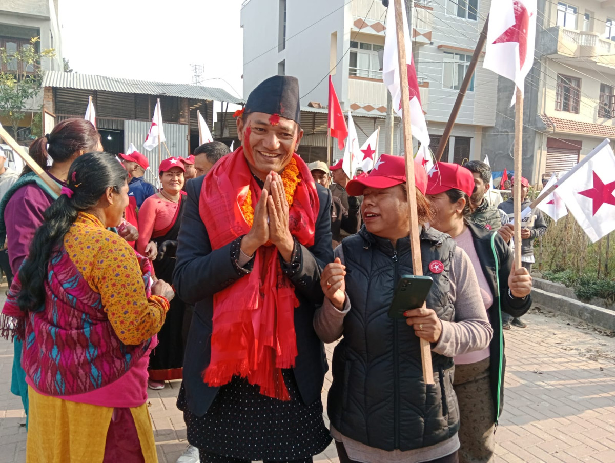 मतदातासँग हातेमालो गर्दै राजकाजी महर्जन, घरदैलो अभियान तीव्र